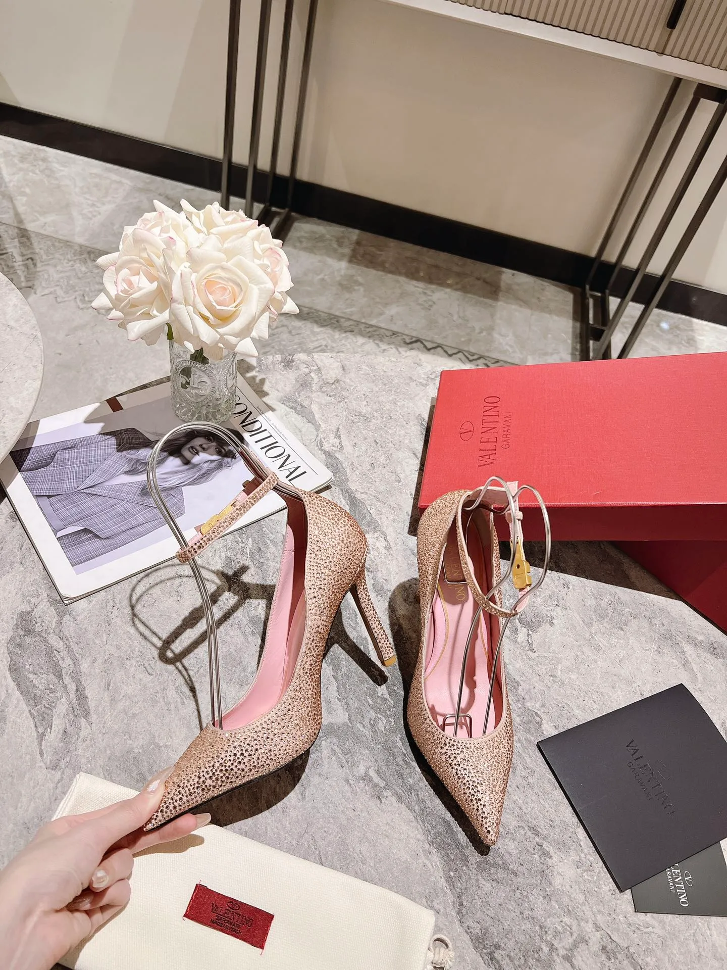 👟👟Ex-factory price 500👟👟 Genuine leather sole +40 Top version 𝑉𝐴𝐿𝐸𝑁𝑇𝐼𝑁𝑂 Valentino new spring and summer women's 6⃣️color "Czech Diamond💎" full diamond shoes The unique [V’s handcrafted diamond production] brings out a full sense of high-end, and the new season will live up to expectations! Worth buying★Absolutely high-grade❥Original method, Absolutely sensual❥Elegant style, creating a different feeling, simple and elegant style!  Code number: 35-41 (34-42 customized, non-returnable) Lining: Sheepskin lining Heel height: 10cm Leather outsole Rubber outsole
